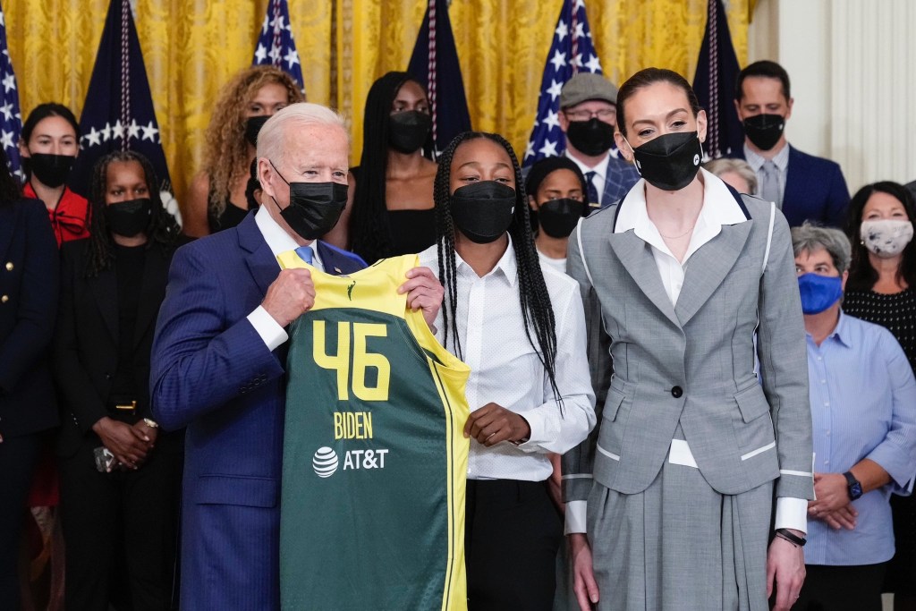Niles West’s Jewell Loyd and the Seattle Storm visit the White&nbsp;House
